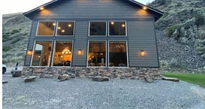 Elegant Cabin- Northfork Idaho Salmon River, Reunions, Secluded. Quiet. Views