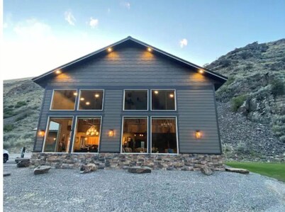 Elegant Cabin- Northfork Idaho Salmon River, Reunions, Secluded. Quiet. Views