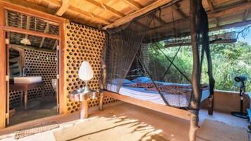 1 bedroom, bed sheets