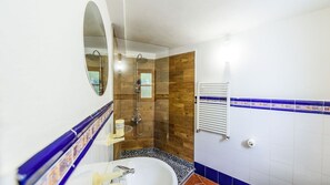 Suihku, hiustenkuivaaja