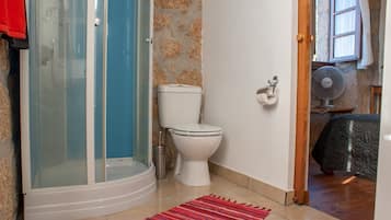 Haartrockner, Handtücher, Seife, Toilettenpapier