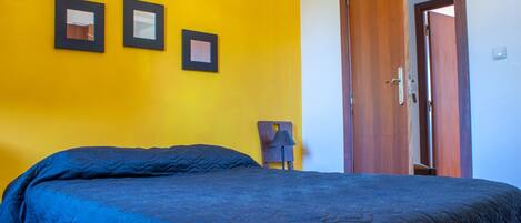 1 slaapkamer, een strijkplank/strijkijzer, gratis wifi, beddengoed