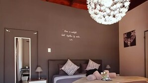 スタンダー ド ダブルルーム | 高級寝具、ミニバー、ノートパソコン用作業スペース、WiFi (無料)