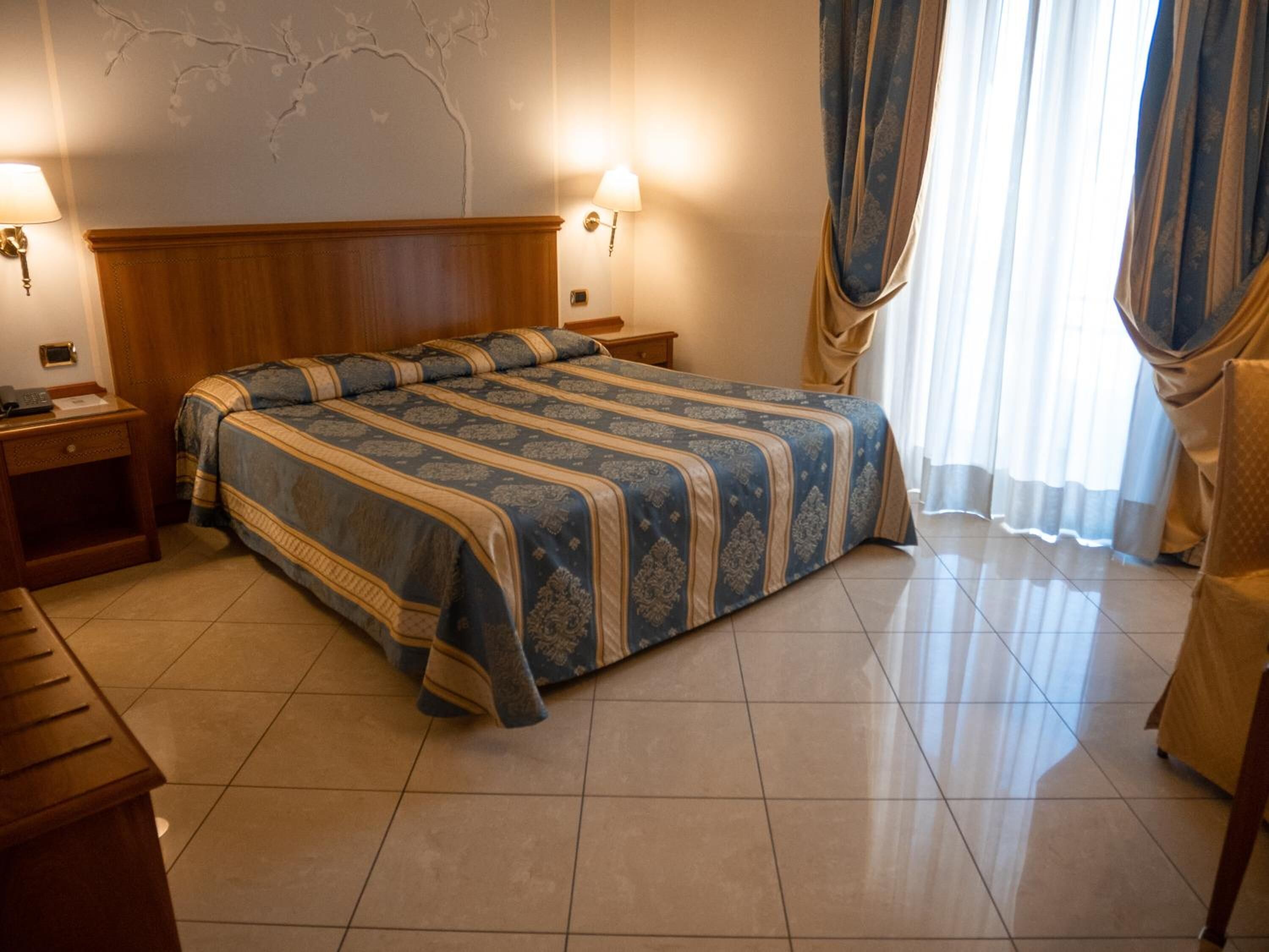 迷你吧、客房內保險箱、書桌、隔音