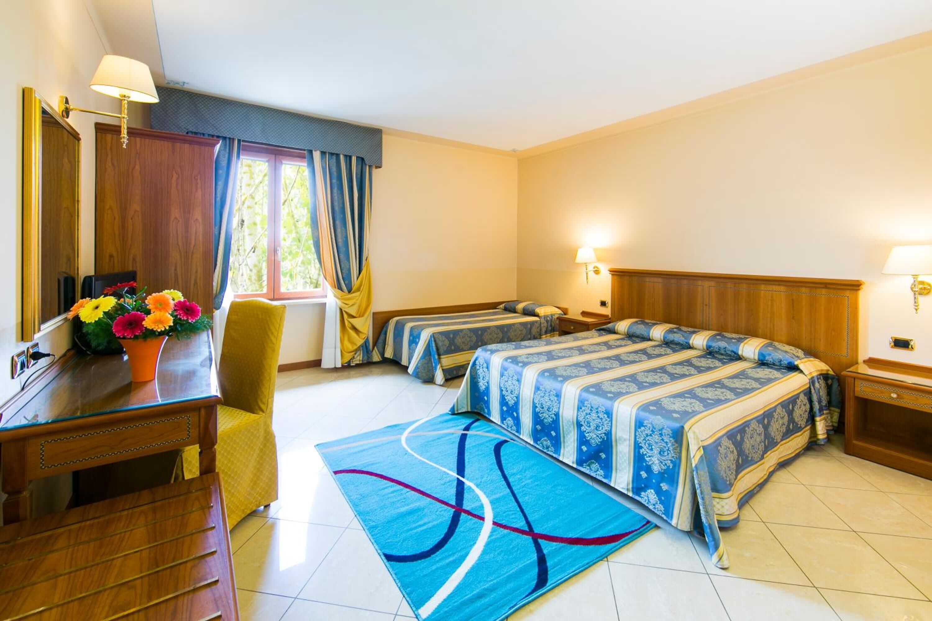 Minibar, cassaforte in camera, una scrivania, insonorizzazione