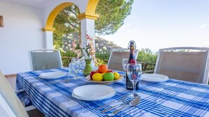 Outdoor dining - Villa La Frasca Sayalonga by Ruralidays (Málaga)