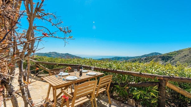Ein Holztisch für zwei Personen mit freiem Blick auf die Landschaft.