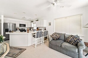 Smart TV, chimenea y oficina