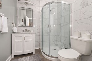 Combinazione doccia/vasca, asciugacapelli, asciugamani, sapone