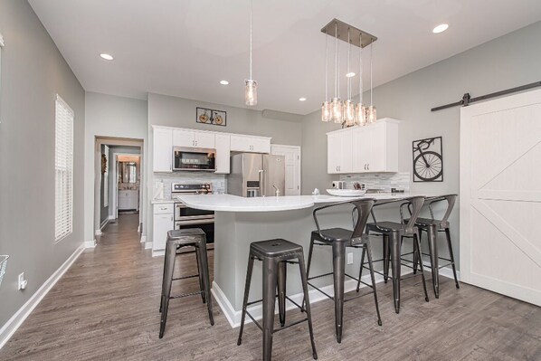 Refrigerador, microondas, horno, placa de cocina