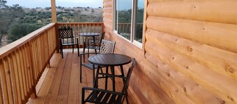 Cabin Home near Yosemite National Park in the Sierra Foothills