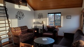 Smart TV, fireplace, books - Cabin Home near Yosemite National Park in the Sierra Foothills (Raymond)