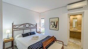 4 slaapkamers, een strijkplank/strijkijzer, reisbedje, wifi