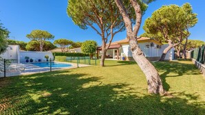 A residential property with a swimming pool, a fenced yard, and a house with a tiled roof. - Villa con Encanto Conil de la Frontera by Ruralidays (Cádiz)