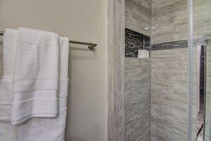 Een douche, een haardroger, handdoeken, zeep