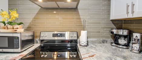 Refrigerador, microondas, horno y parrilla de estufa