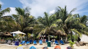 On the beach, white sand, beach umbrellas, beach bar - Camping Lunas Bar (Mahahual)