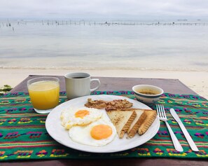 Daily cooked-to-order breakfast for a fee - Camping Lunas Bar (Mahahual)