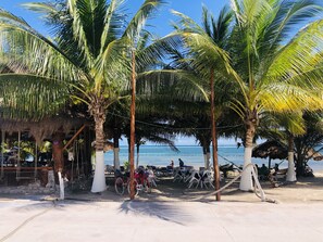 On the beach, white sand, beach umbrellas, beach bar - Camping Lunas Bar (Mahahual)