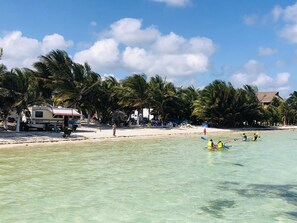 On the beach, white sand, beach umbrellas, beach bar - Camping Lunas Bar (Mahahual)