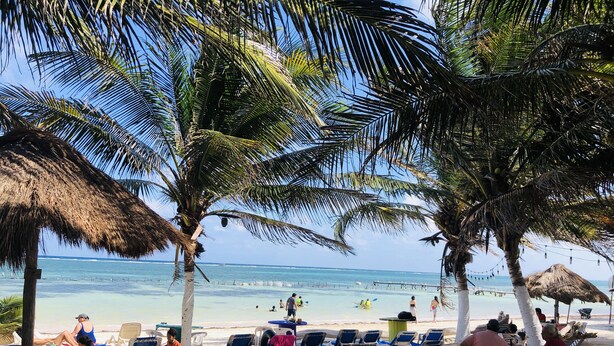 On the beach, white sand, beach umbrellas, beach bar - Camping Lunas Bar (Mahahual)
