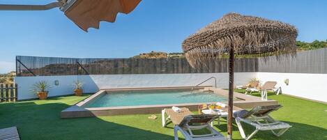 Piscine chauffée, chaises longues