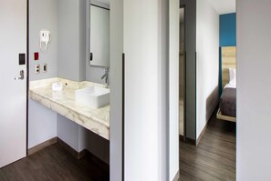 Standaard kamer, 1 queensize bed, niet-roken | Badkamer | Een douche, een regendouche, een haardroger, handdoeken