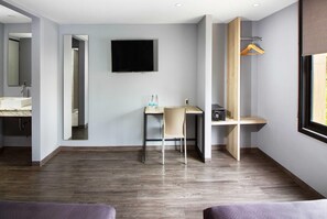Habitación estándar, 2 camas de matrimonio, no fumadores | Colchones con acolchado adicional, caja fuerte, escritorio