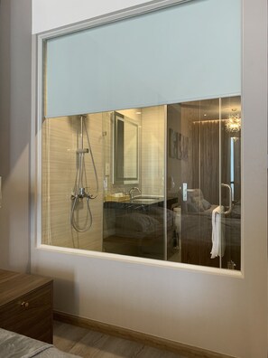 Sèche-cheveux, serviettes fournies, papier toilette