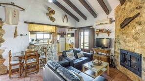 TV, fireplace - Jara de El Gastor by Ruralidays (Cádiz)