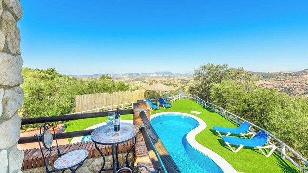 A pool with a view of the countryside, a table with chairs, and a lounge area with sun loungers. - Jara de El Gastor by Ruralidays (Cádiz)