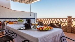 Outdoor dining - Casa Medina de Güevéjar by Ruralidays (Granada)