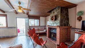 TV, fireplace - Casa Medina de Güevéjar by Ruralidays (Granada)