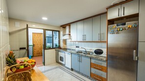 Fridge, microwave, oven, stovetop - Casa Medina de Güevéjar by Ruralidays (Granada)