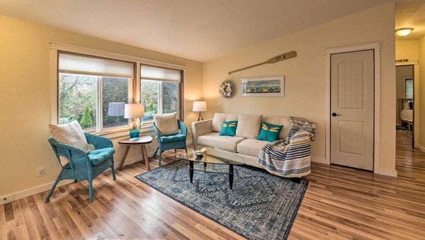A living room with a sofa, two armchairs, a coffee table, and a rug. - Cute Cottage w/ Deck Walk 115 Ft to Brewery & Cafe (Poulsbo)