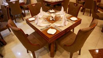 Se sirven desayunos, almuerzos y cenas; cocina local e internacional