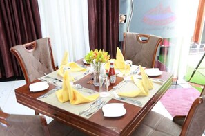 Breakfast, lunch, dinner served; local and international cuisine  - Empolos Hotel Limited (Nakuru)