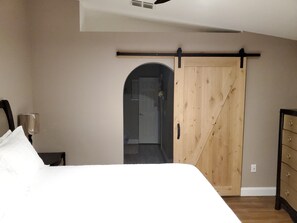 3 bedrooms, desk, iron/ironing board, travel cot