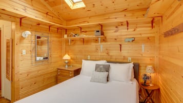 4 bedrooms, desk, laptop workspace, iron/ironing board