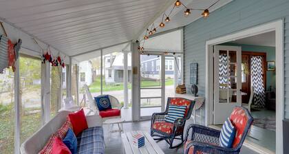 Spacious Lakeside Cottage - 2 Miles to Marblehead!