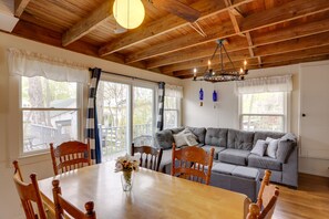 TV, books - Spacious Lakeside Cottage - 2 Miles to Marblehead! (Lakeside Marblehead)