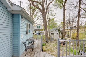 Outdoor dining - Spacious Lakeside Cottage - 2 Miles to Marblehead! (Lakeside Marblehead)