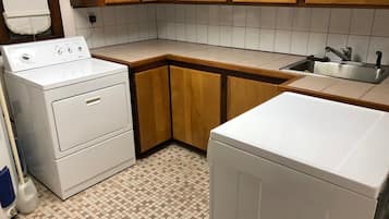 Réfrigérateur, micro-ondes, plaque de cuisson, cafetiÚre/bouilloire