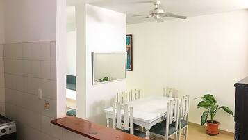 Refrigerador con freezer, microondas, horno, cafetera/tetera