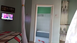 客房内保险箱、办公桌、笔记本电脑工作区、熨斗/熨板
