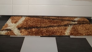 Peti besi dalam bilik, meja, ruang kerja komputer riba 