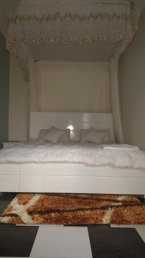 客房内保险箱、办公桌、笔记本电脑工作区、熨斗/熨板