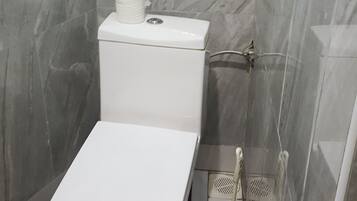 Produtos de toalete grátis, toalhas de banho, sabonete, shampoo