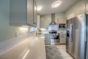 Microondas, horno, parrilla de estufa y lavavajillas 