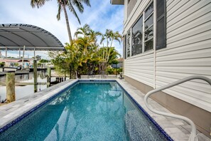Pool - Tropical Oasis Pool Kayak Bikes fish from dock (Matlacha)